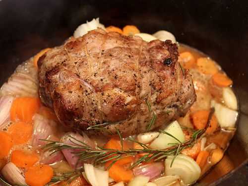 Epaule d'Agneau Roulée Sautée en Cocotte Carottes et Romarin