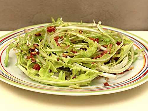 Salade de Pissenlit aux Lardons et Petits Dés d'Ail Grillés