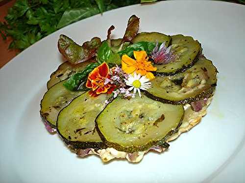 Tartelette Tatin de Courgettes et Fromage de Chèvre Frais aux Herbes et Fleurs du Jardin