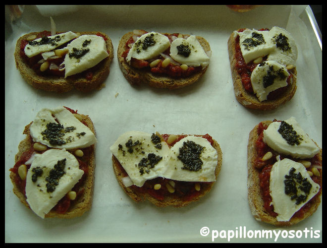 BRUSCHETTA TOMATES MOZZARELLA & PIGNONS