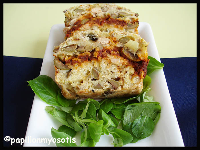 CAKE AU SAUMON, OLIVES ET TOMATES