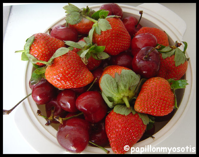 DES FRUITS ROUGES FRAIS AU DESSERT...