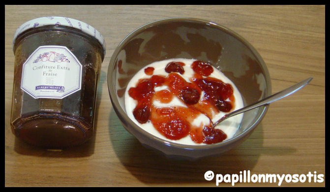 PETITS GATEAUX A LA CONFITURE DE FRAISE