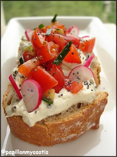 TARTINES CAMPAGNARDES DE TOMATES CERISES ET RADIS AU CRÉMEUX, AIL ET FINES HERBES