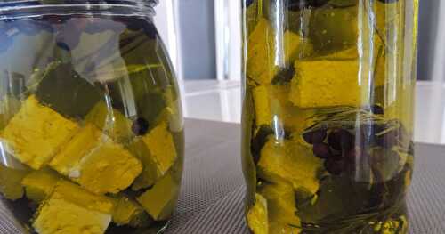 Feta aux baies marinées dans l'huile d'olive