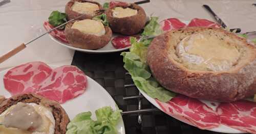 Fondue de camembert dans son pain rustique