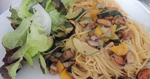 Légumes et mélange de fruits de mer au wok