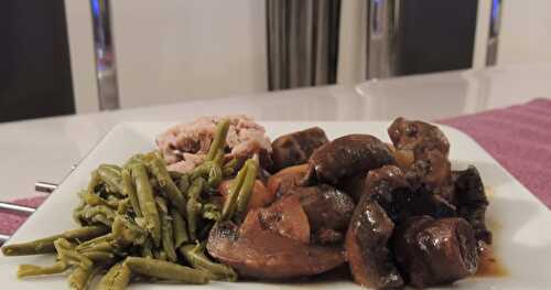 Rôti de porc, champignons et haricots verts en sauce