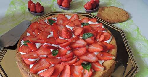 Sablé breton avec des fraises et crème fouettée mascarpone