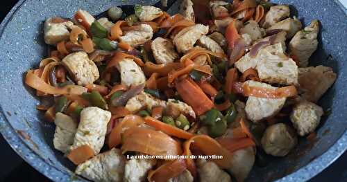 Tagliatelles de carottes , mange-tout et poulet