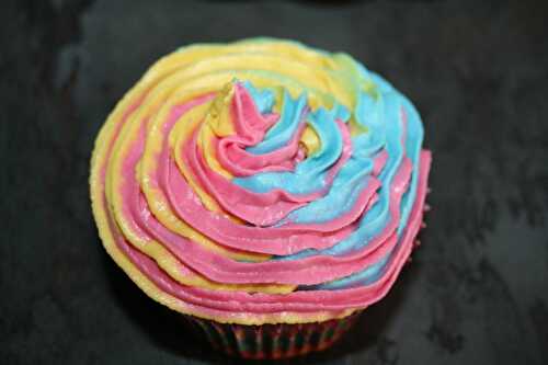 Cupcake au chocolat et mascarpone vanille arc-en-ciel