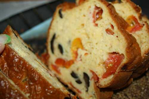 Le cake Tomate Olive Fromage