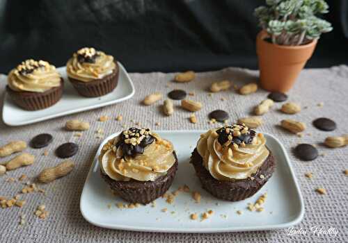 Cups fondantes au chocolat, fourrées caramel & garnies crème à la cacahuète crue {Vegan – Sans gluten}