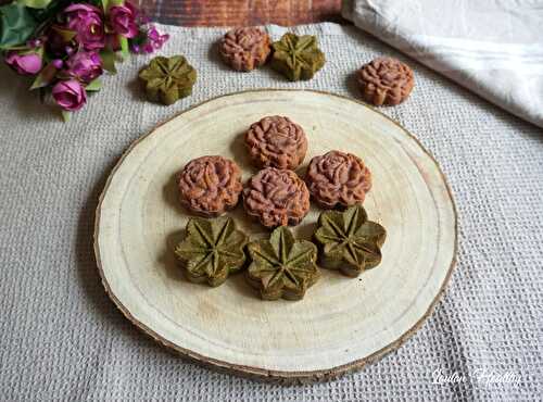 Mooncakes « roses » & « feuilles » fourrés amande {Vegan}