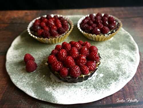 Tartelettes choco-amande, crème à la spiruline & framboises {Vegan – Sans gluten – IG bas}