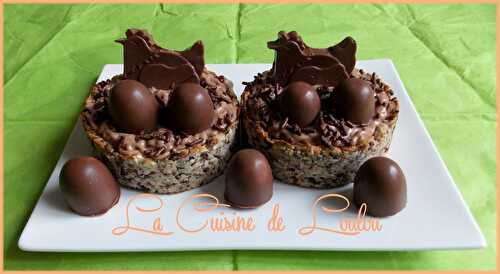 Tartelettes « nid » aux crèmes cacao-praliné & chocolats fourrés {Sans gluten}