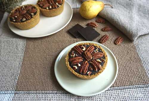 Tartelettes poire-caramel & chocolat-noix de pécan {Vegan}