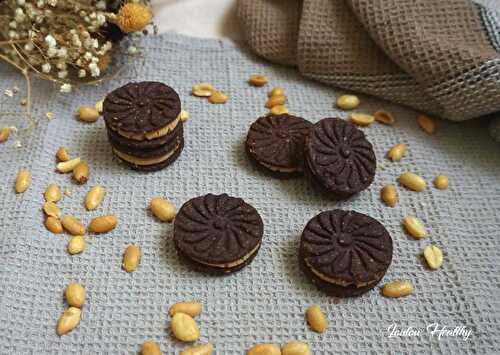 Biscuits cacaotés « façon Oréo » à la noisette fourrés peanut butter {Vegan}