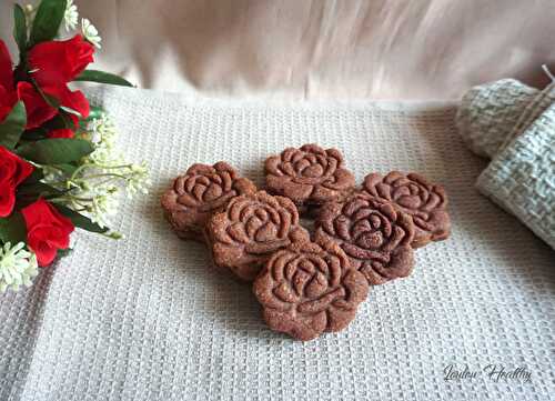 Biscuits « rose » à la patate douce rouge & amande fourrés fraise {Vegan}