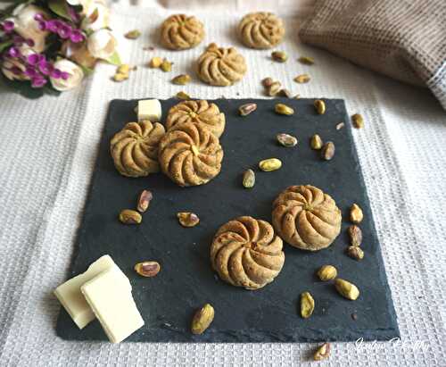 Biscuits au quinoa, pistache fourrés chocolat blanc