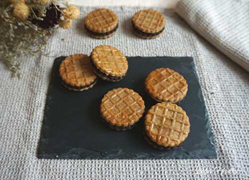 Biscuits « gaufrettes » fourrés cacao-noisette {Vegan}