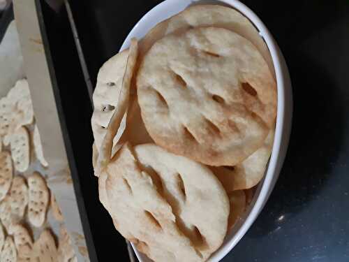 PETITES GALETTES FINES SALÉES AU VIN BLANC