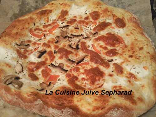 PIZZA A LA CREME FRAICHE, MOZZARELLA ET CHAMPIGNONS SANS SAUCE TOMATE