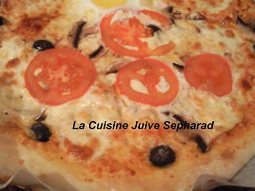 PIZZA DE PROVENCE MAISON AUX TOMATES ET CHAMPIGNONS
