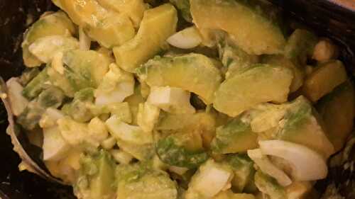 SALADE D'AVOCATS AUX OEUFS