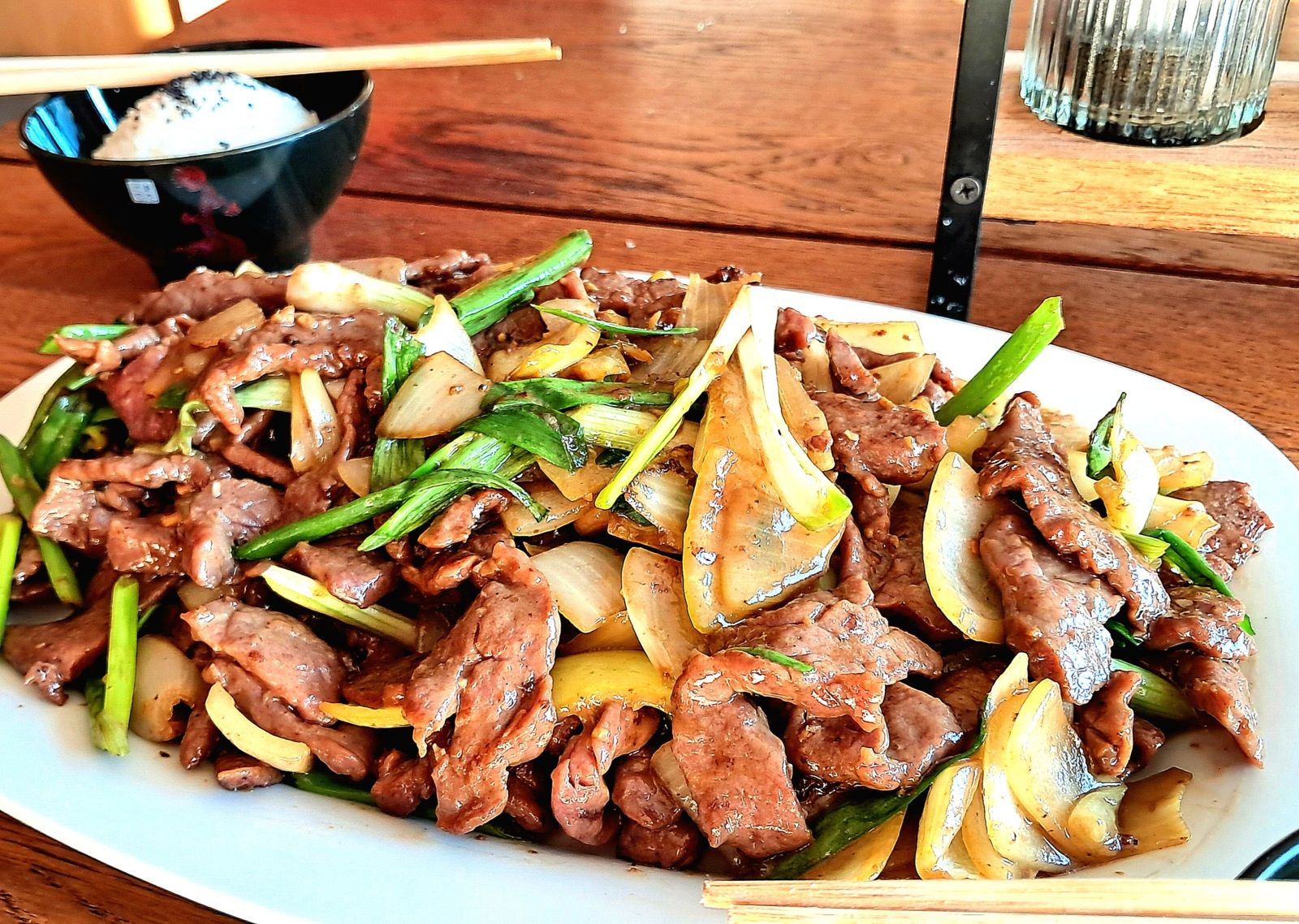 Bœuf sauté aux oignons