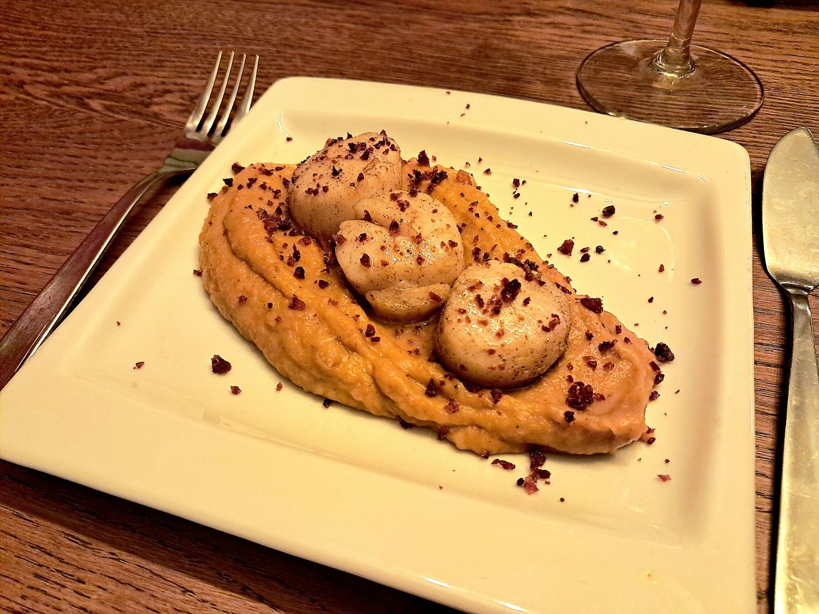 Noix de Saint-Jacques, crème de butternut et chorizo