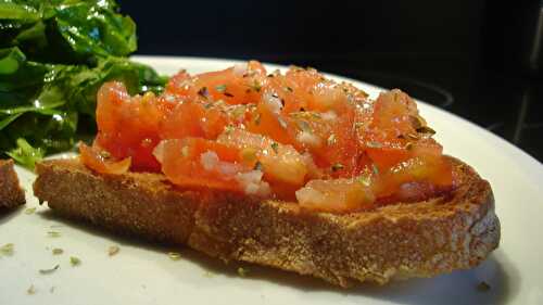 Bruschette garnies de salade d'épinards (végétalien)