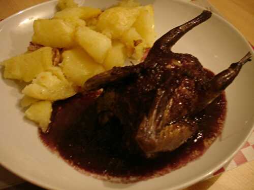 Pigeonneaux au vin rouge et PDT rôties.