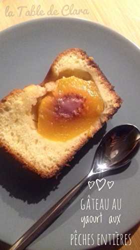 Gâteau au yaourt aux pêches entières 