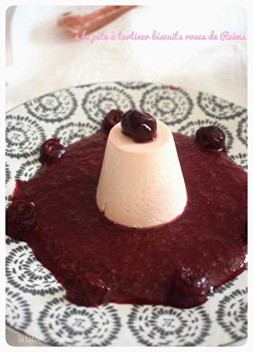 Panna cotta à la pâte à tartiner au biscuit rose de reims