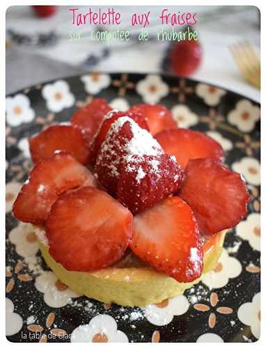 Tartelette aux fraises sur compotée de rhubarbe 