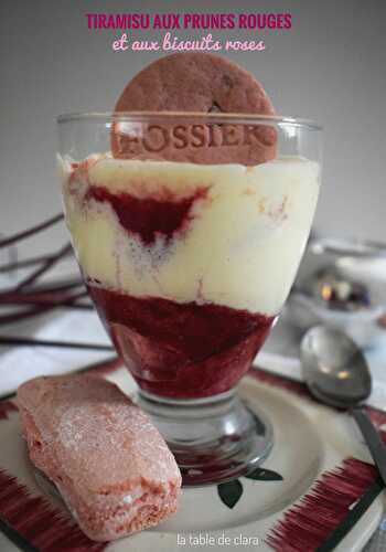 Tiramisu aux prunes rouges et biscuits roses