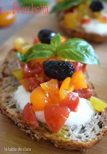 Bruschetta tomates mozzarella olives noires