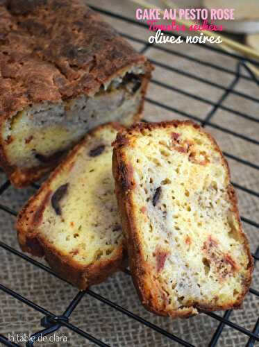 Cake au pesto rose, tomates séchées et olives noires