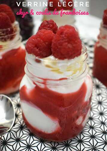 Verrine légère skyr et coulis de framboises