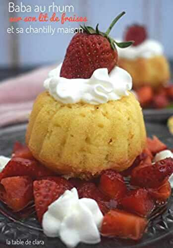 Baba au rhum sur son lit de fraises et sa chantilly maison