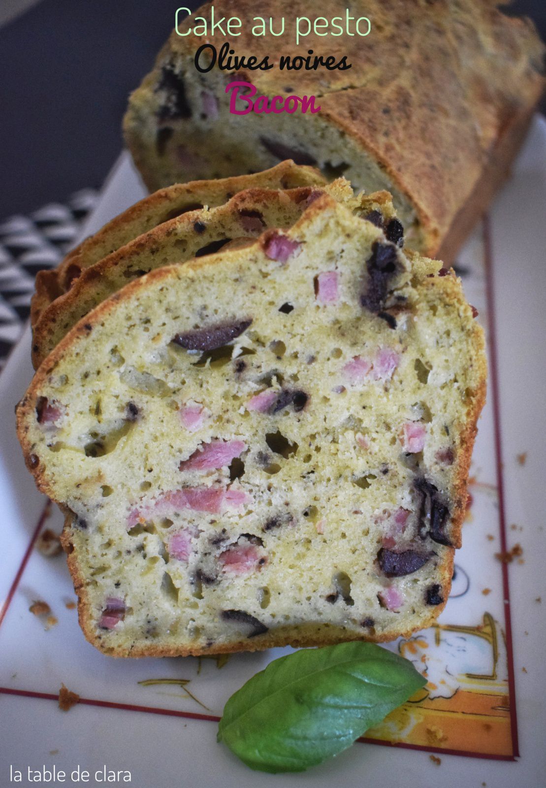 Cake au pesto, olives noires et bacon