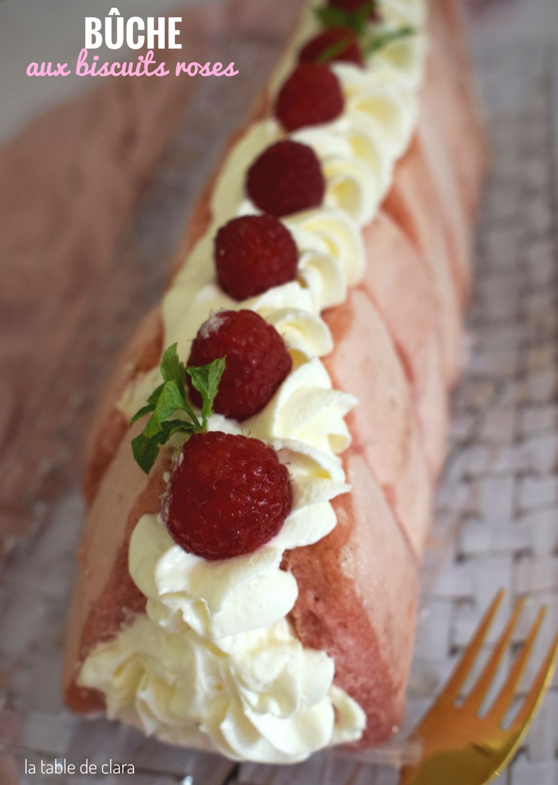 Bûche aux biscuits roses