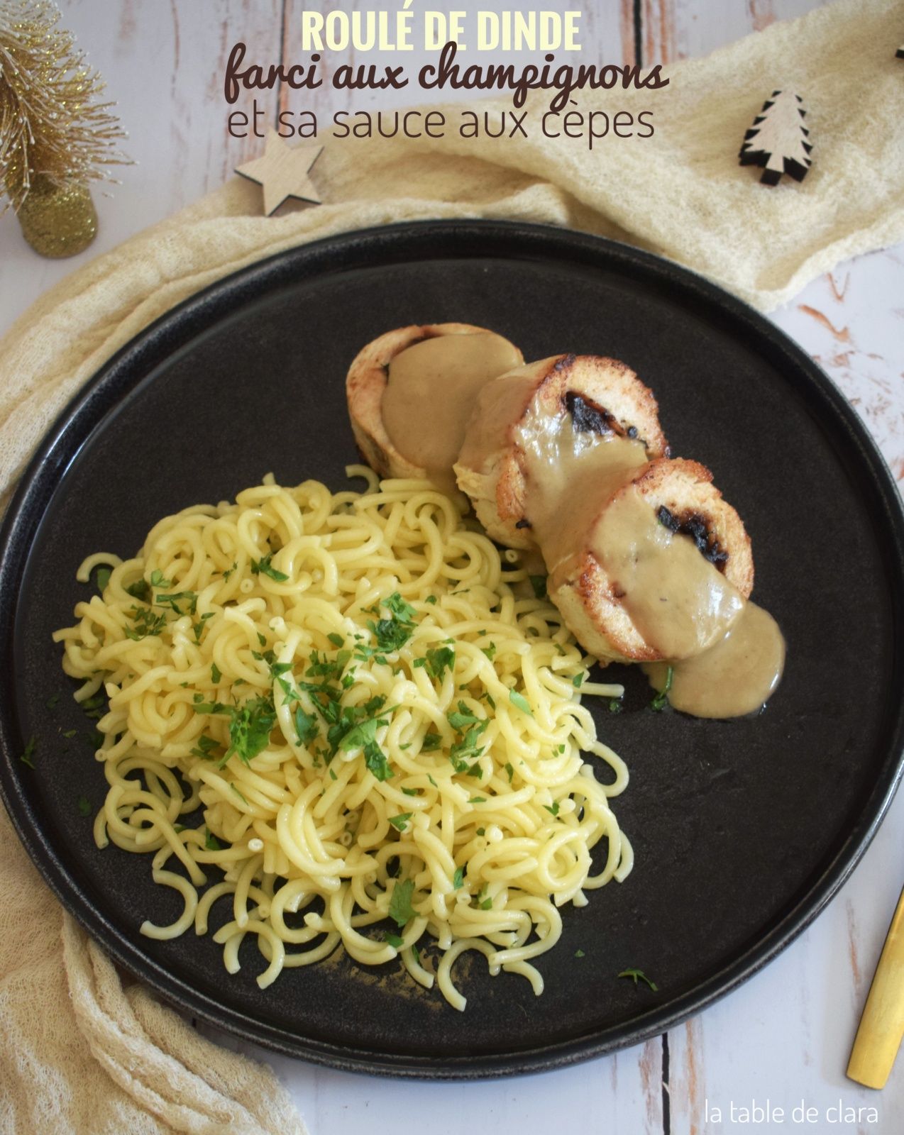 Roulé de dinde farci aux champignons et sa sauce aux cèpes