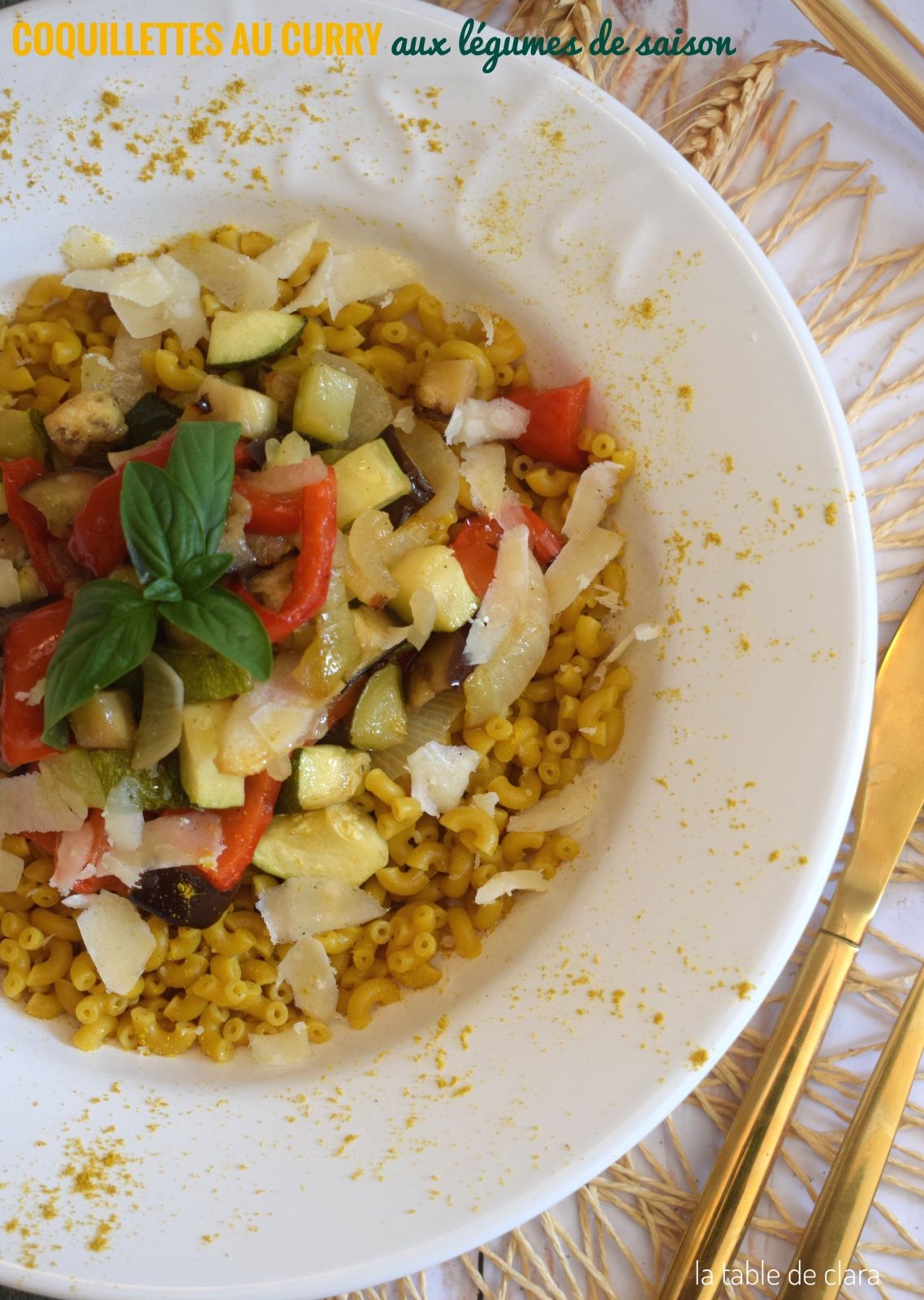 Coquillettes au curry et aux légumes de saison