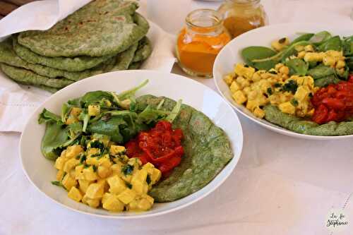 Assiette indienne: naans aux épinards, pois chiches en sauce curry, sauce tomate aux épices et salade avocat-ananas!