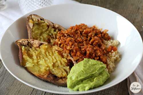 Bol de patates douces, ragoût de seitan et sauce à l'avocat