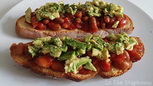 "Bruschette" de haricots rouges au chili et avocat