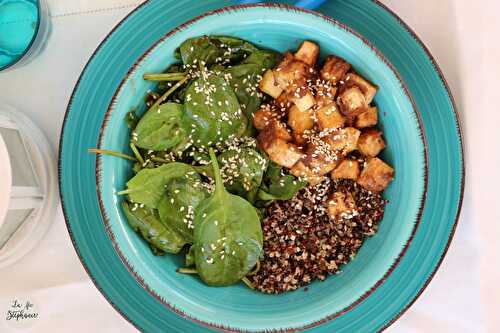 Buddha bowl healthy et végé: quinoa trois couleurs, jeunes pousses d'épinards et tofu en sauce aux arachides