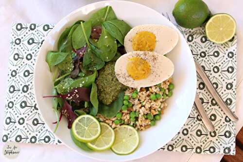 Buddha bowl: riz complet et petits pois, épinards, sauce pesto et oeufs durs vegan! Recette de mon livre "Des salades qui nous font du bien"